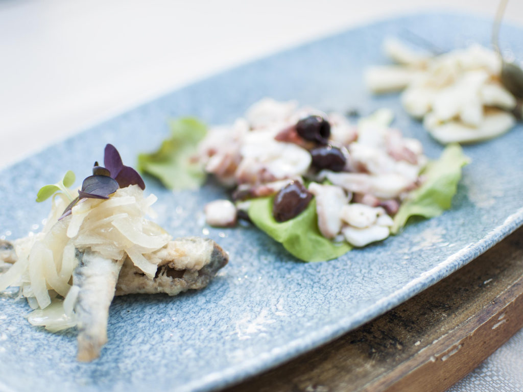 Fotografija morkse hrane, restavracija kamin